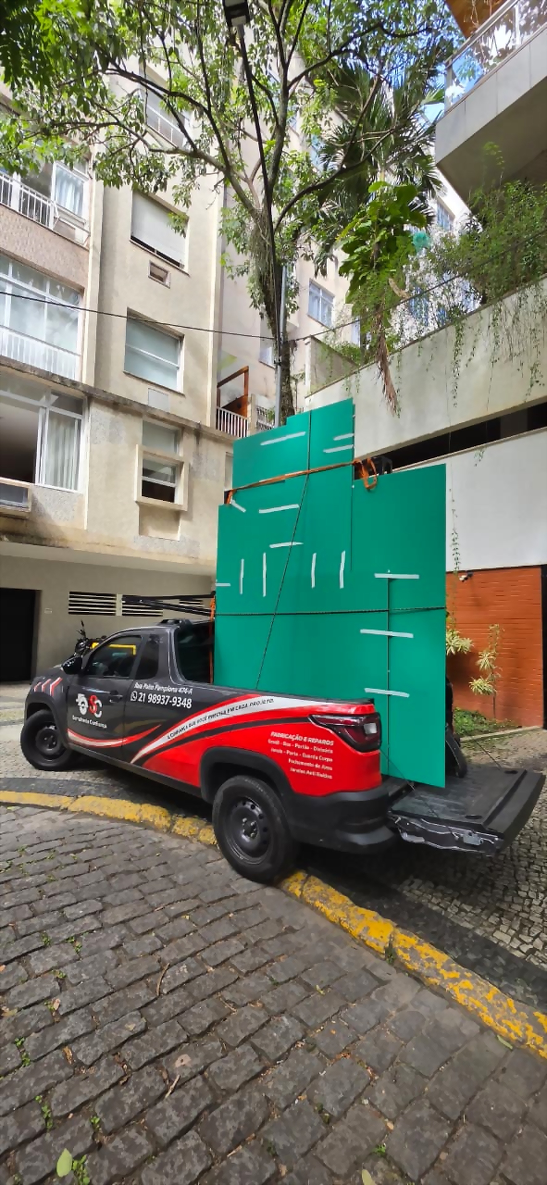 Transporte de material em veículo próprio — Vidraçaria executado pela Serralheria Confiança no Rio de Janeiro