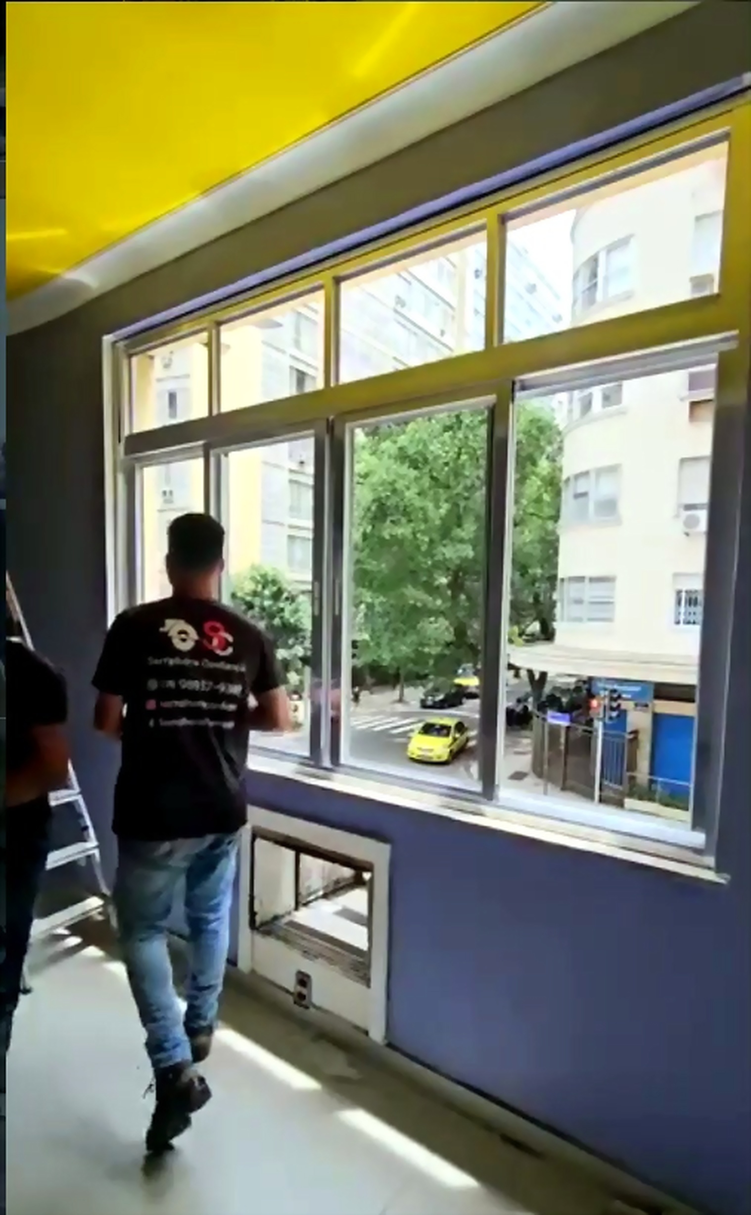 Janela com grade superior — Esquadrias executado pela Serralheria Confiança no Rio de Janeiro